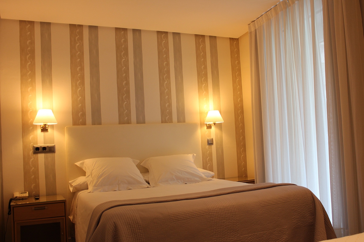 Confección e instalación de cortinas en Hotel Sauce de Zaragoza